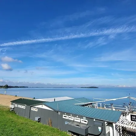 In With Swimming Pool Nyaraló *